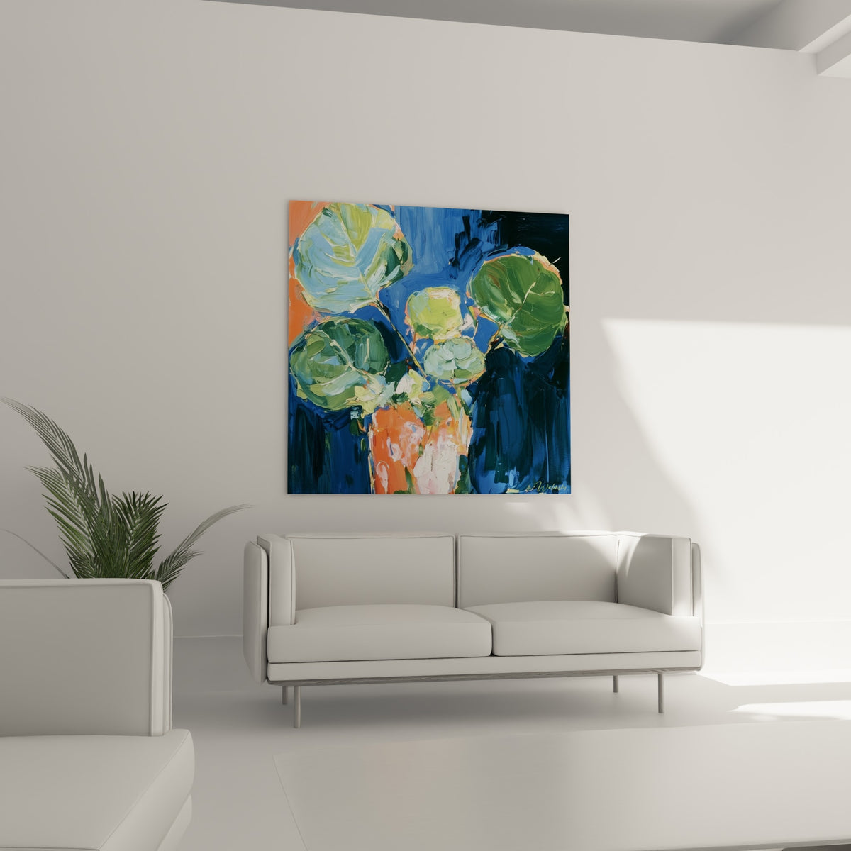 Feuillage Eucalyptus orangé et bleu profond, matière texturée, placé au-dessus d'un canapé dans un salon lumineux