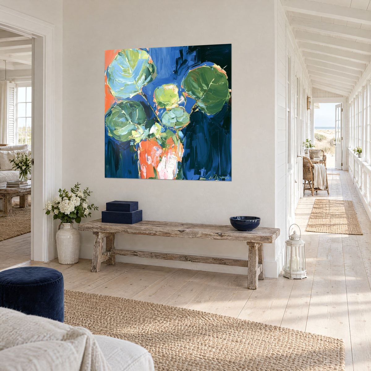 Schilderij boeket van groene anijs-plantenschijven op een ultramarijnblauwe achtergrond, oranje accenten, witte muur en lichte gang