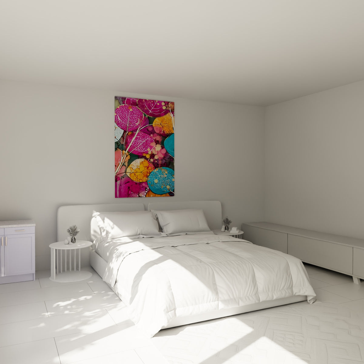 Feuillage Eucalyptus fuchsia et orange doré au-dessus d'un lit dans une chambre claire
