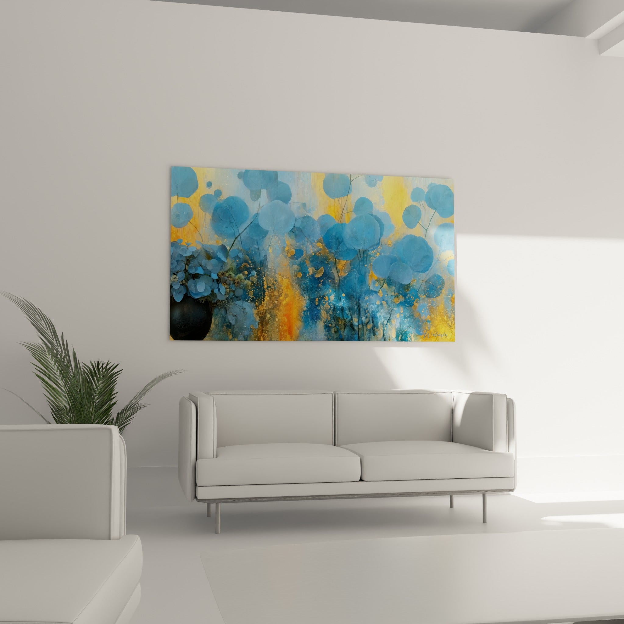 Feuilles Eucalyptus bleu pastel et fond doré au-dessus d'un canapé dans un salon lumineux
