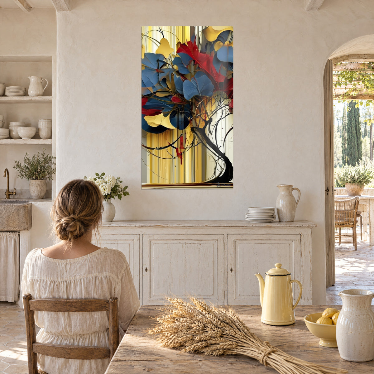 Tableau silhouette d'arbre noir à la couronne de feuilles bleu roi et écarlates sur rayures ocre, face à une table en bois