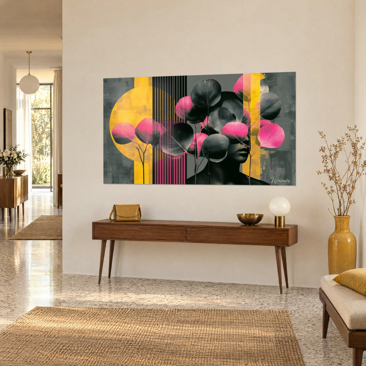 Schilderij silhouet verborgen achter antracietgrijs en fuchsia gebladerte, okerkleurige schijf en zwarte strepen, aan een beige muur naast een console