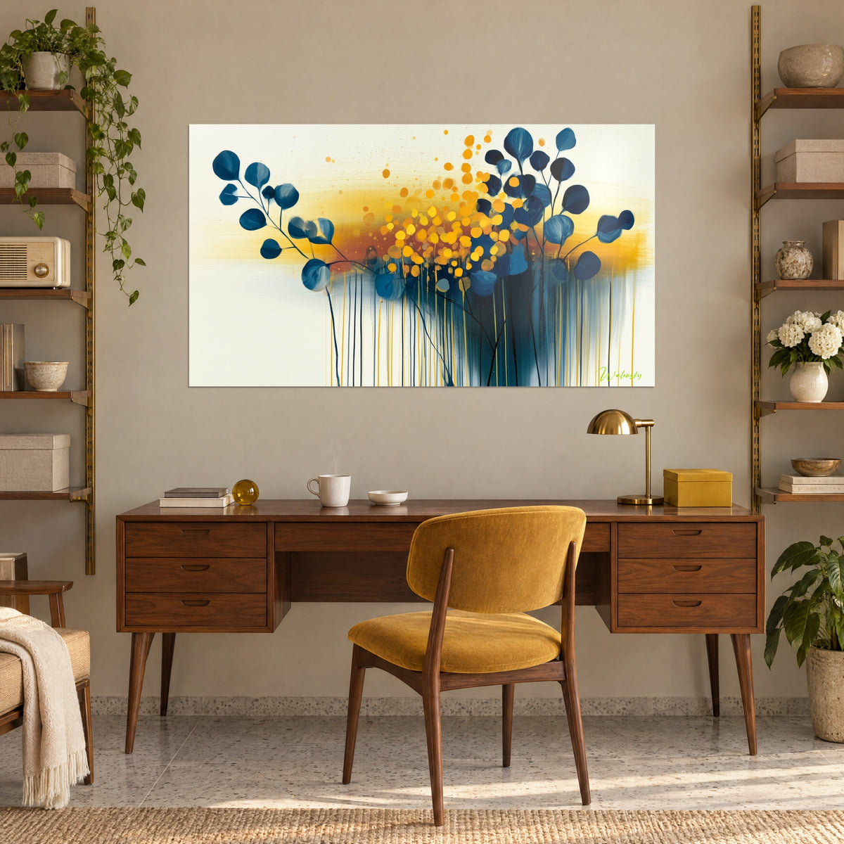 Tableau rameaux aux feuilles arrondies bleu marine, nuage de points jaune miel et rouille, accroché au-dessus d'un bureau en bois