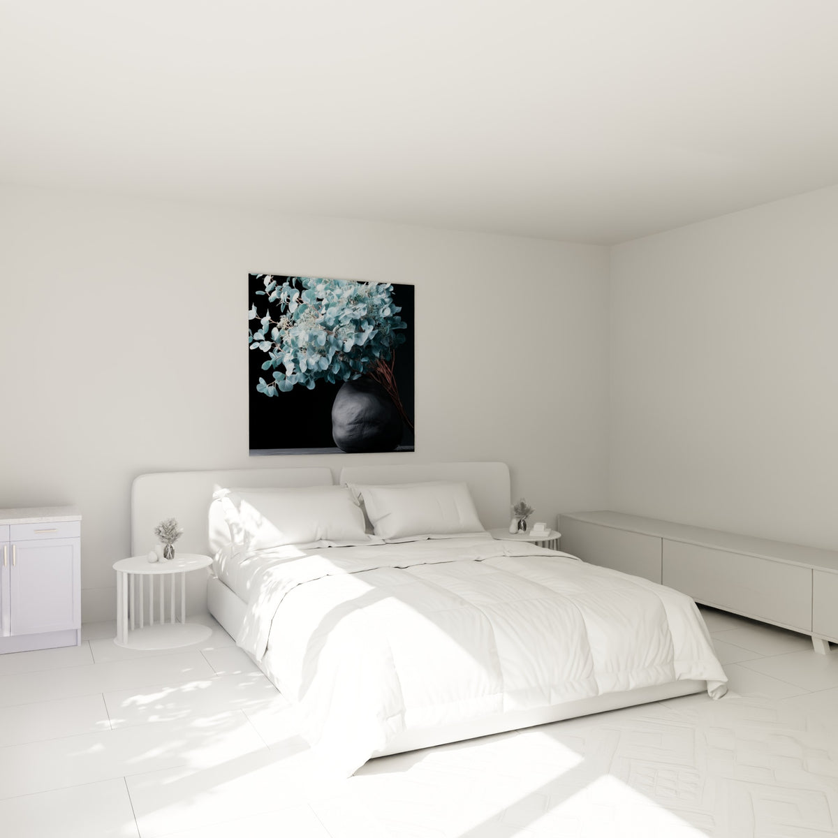 Feuillage d'eucalyptus bleu pastel et vase anthracite au-dessus d'un lit dans une chambre claire
