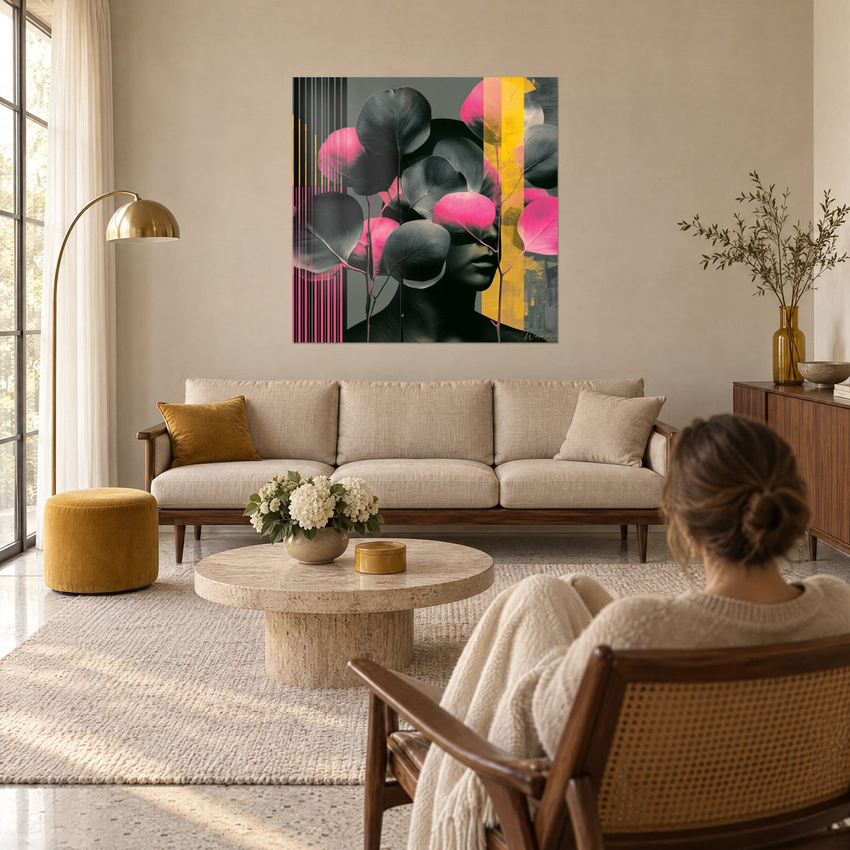 Schilderij gezicht verhuld door roze en zwarte eucalyptusbladeren, mosterdgele strepen, vrouw van achteren boven een bank in een lichte woonkamer