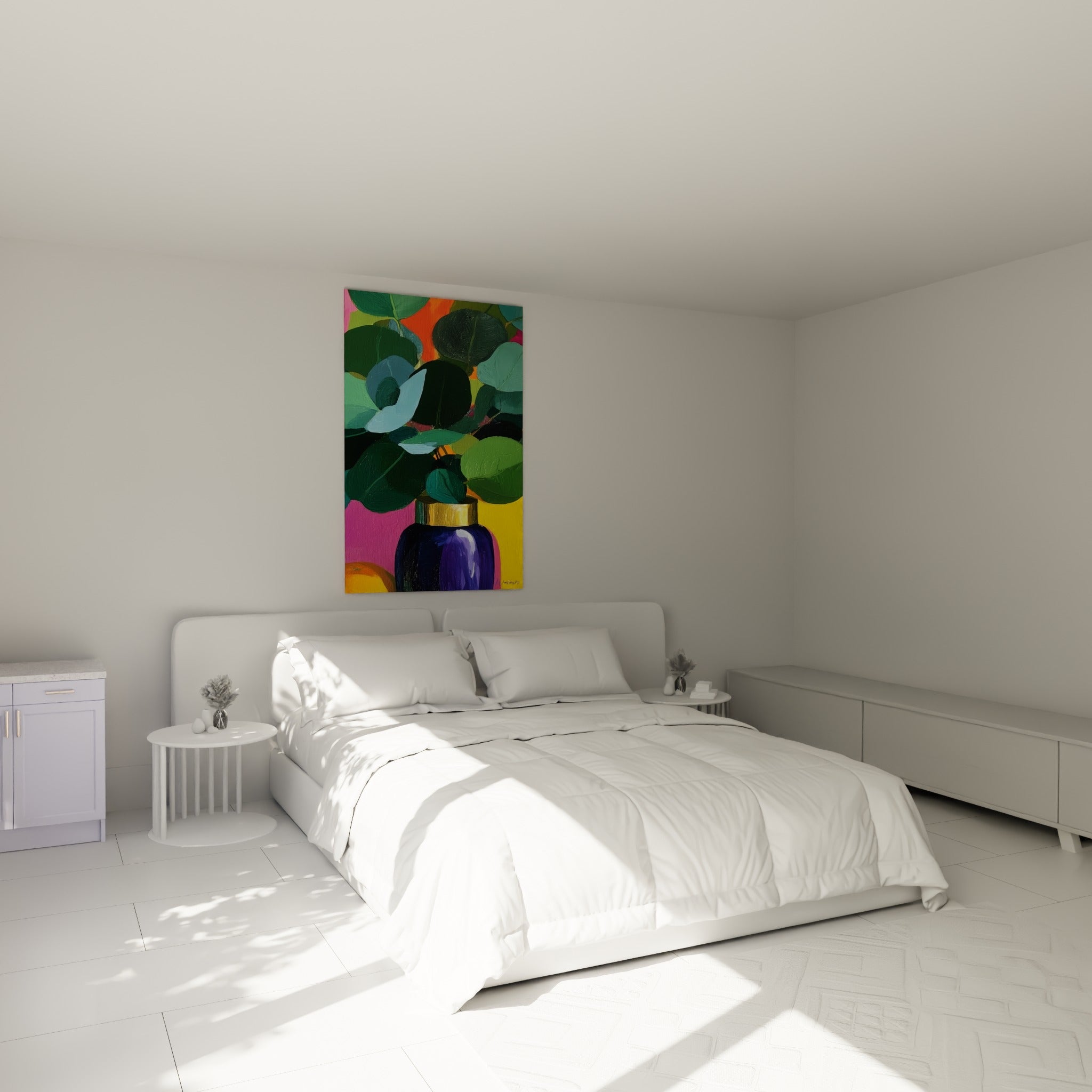 Feuillage d'Eucalyptus vert et bleu pâle dans un vase marine, au-dessus d'un lit dans une chambre claire.