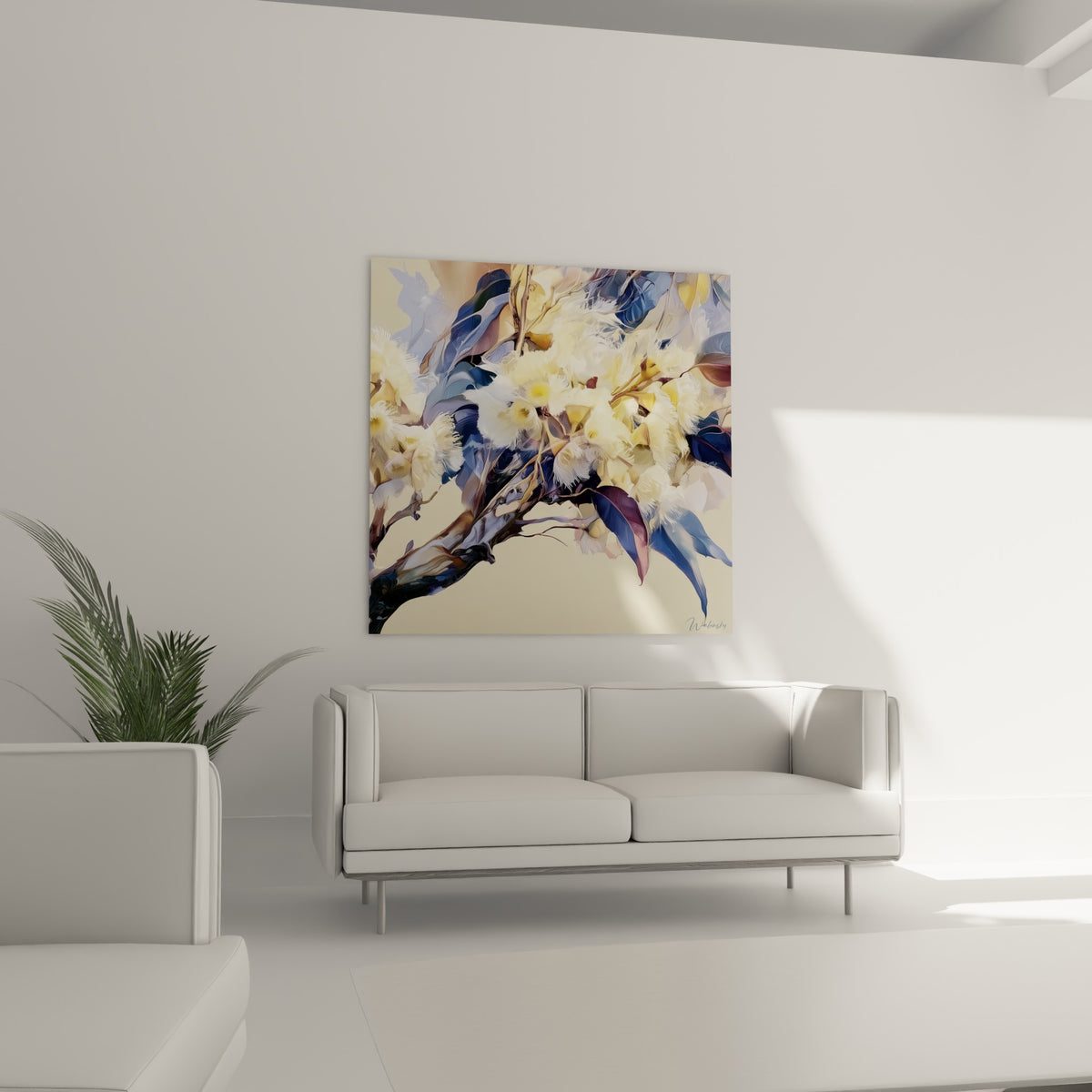Fleurs d'eucalyptus ivoire et feuilles anthracite disposées au-dessus d'un canapé dans un salon lumineux