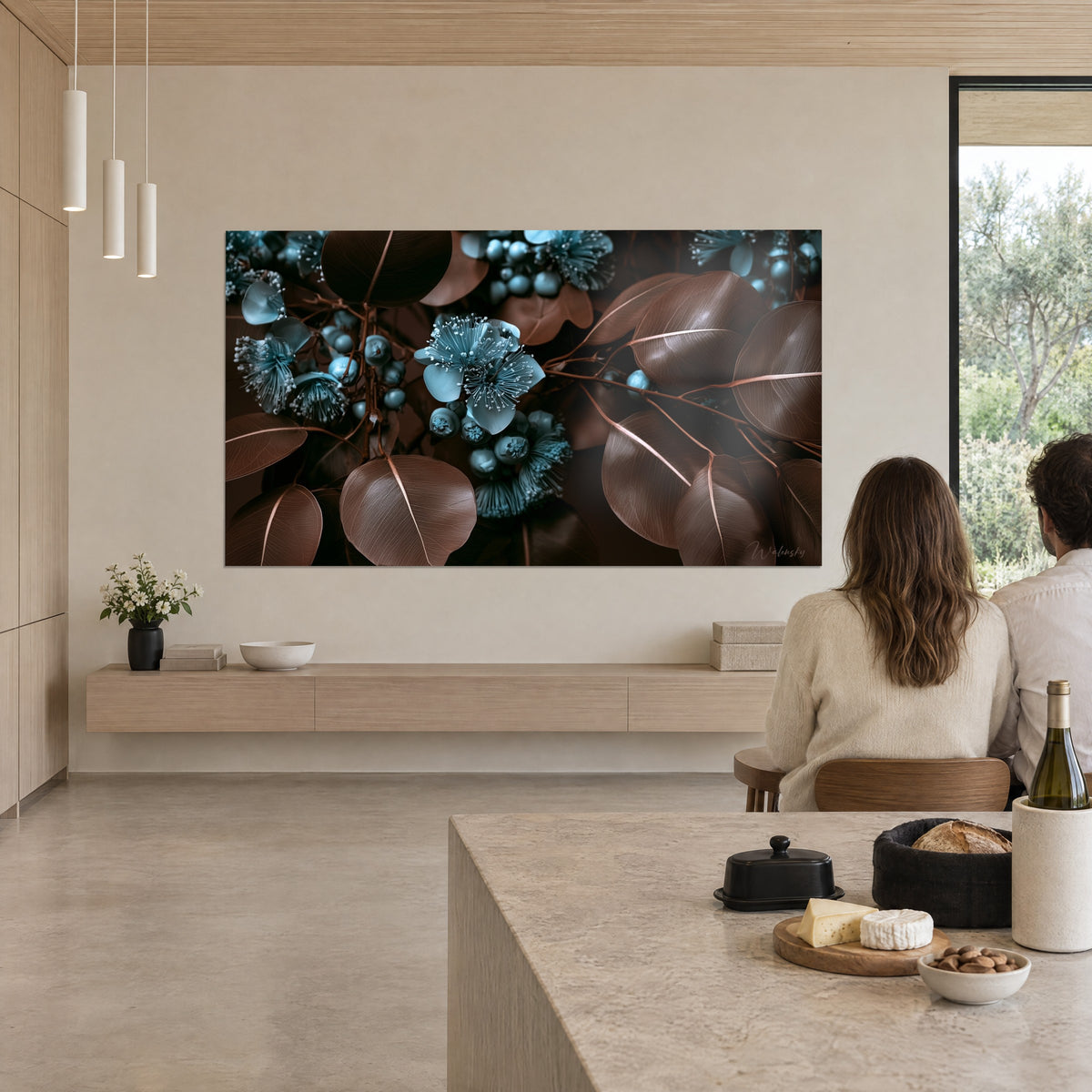 Tableau eucalyptus en fleurs turquoise givré, grandes feuilles cuivrées veinées, face à un couple de dos près d'une cuisine ouverte