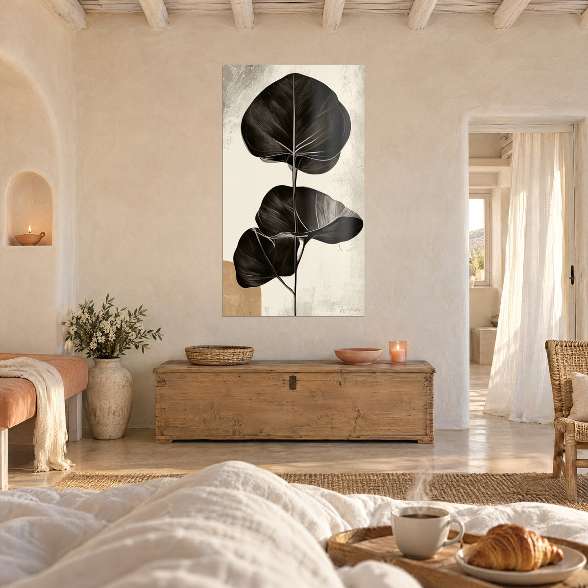 Gemälde schwarze botanische Silhouette mit elfenbeinfarbenen Adern auf beigem und ockerfarbenem Hintergrund, über einem Bett in einem hellen Schlafzimmer