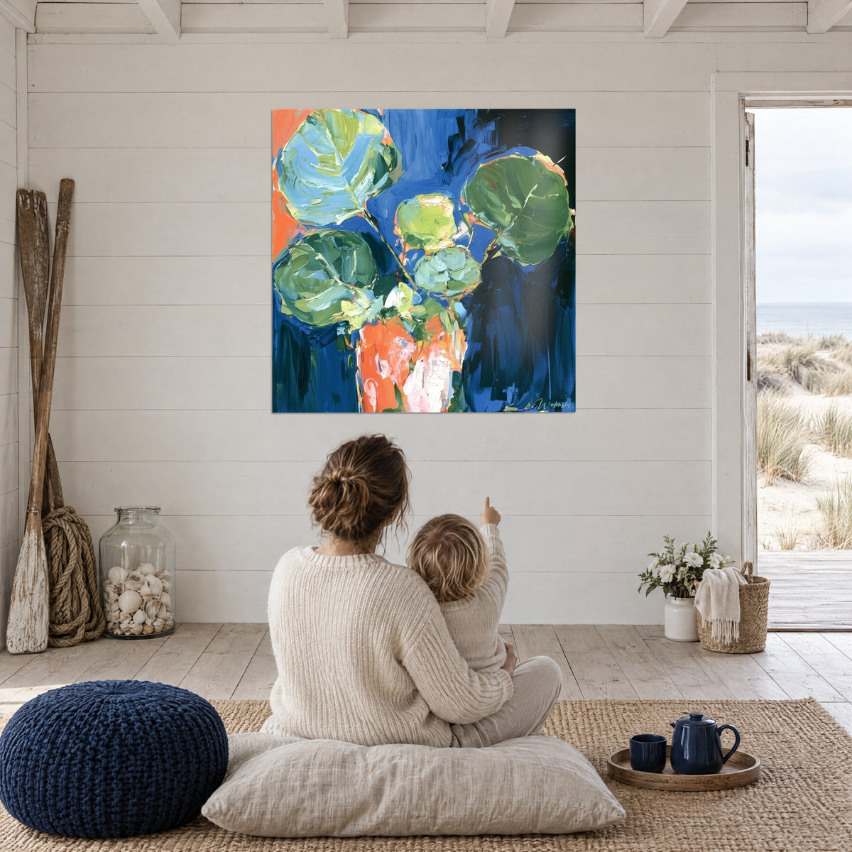Schilderij ronde bladeren in dikke verf, olijfgroen, nachtblauw en fel oranje, in een witte woonkamer met uitzicht op de duinen