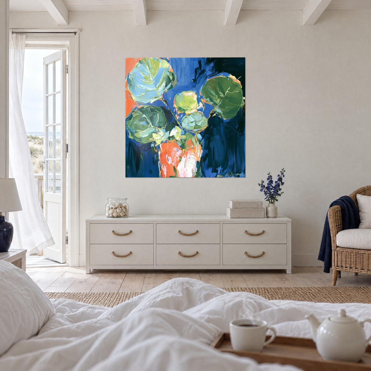 Schilderij ronde takken in appelgroen en marineblauw, koraalkleurige vaas in dik impasto, boven een bed in een lichte slaapkamer