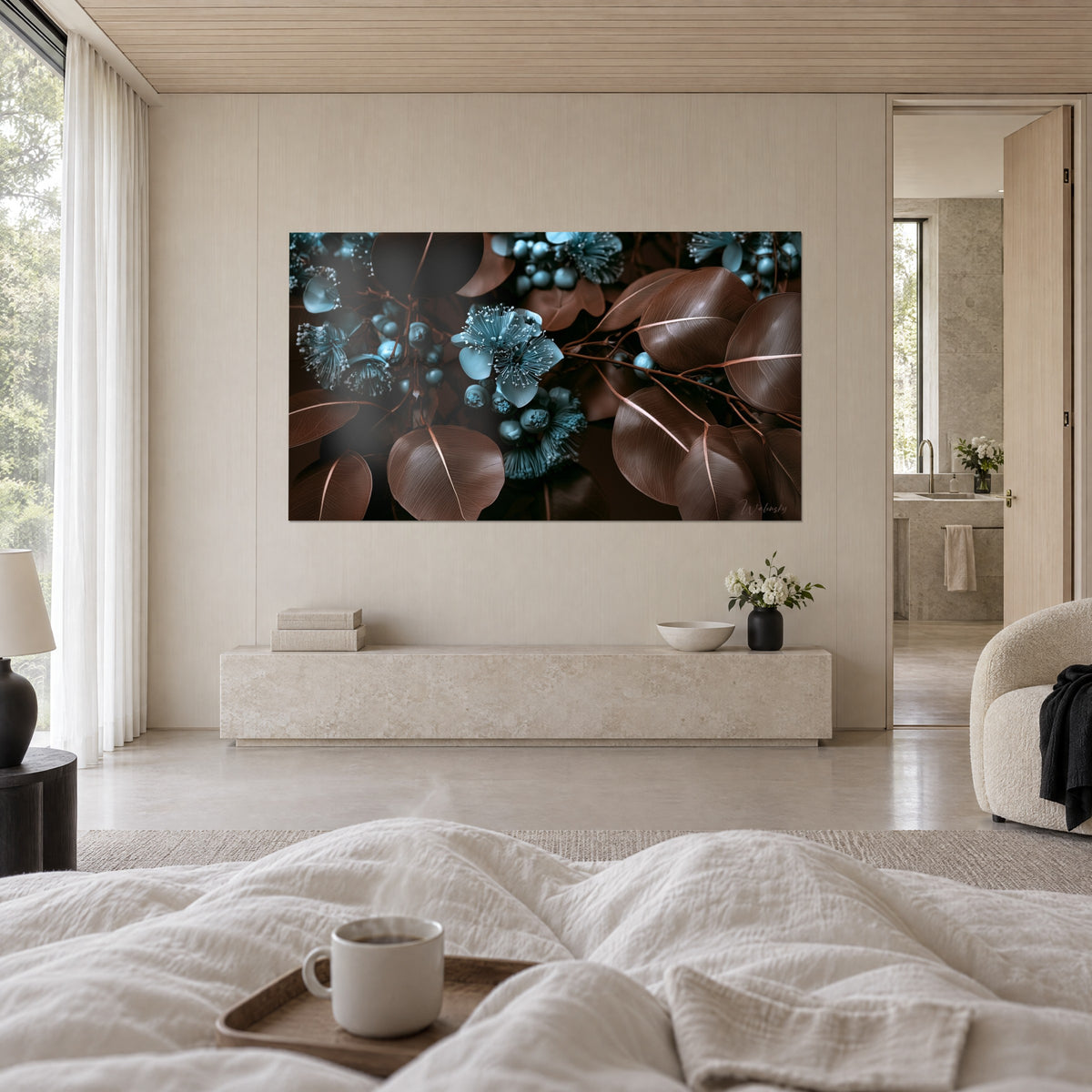 Tableau feuillage d'eucalyptus brun chocolat et fleurs azur aux fines étamines, au-dessus d'un lit dans une chambre claire