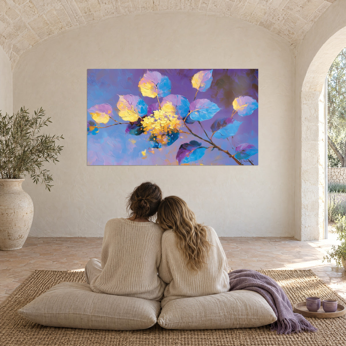 Πίνακας με floral όνειρο από γαλάζια και λιλά φύλλα με χρυσά λουλούδια, ζευγάρι αγκαλιασμένο από τα νώτα σε μαξιλάρια, προβηγκιανό αγροτικό σπίτι