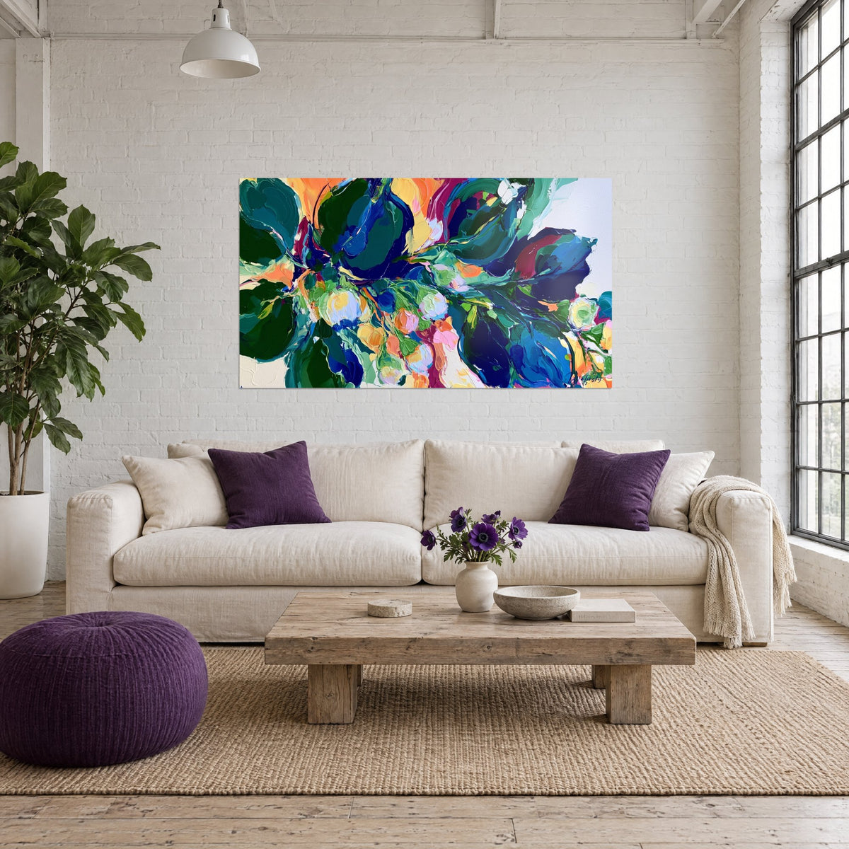 Gemälde mit Blütenzweig in Nachtblau und Tannengrün, leuchtend orangefarbene Akzente, über einem Sofa in einem hellen Wohnzimmer