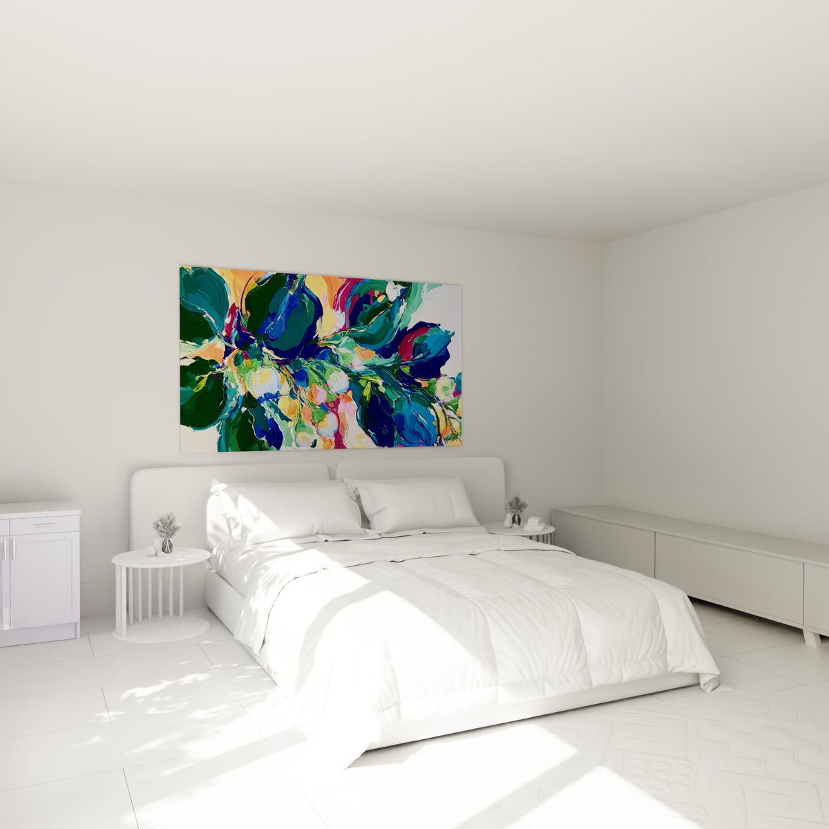 Fleurs Eucalyptus orange et vert profond peintes au couteau, au-dessus d'un lit dans une chambre claire