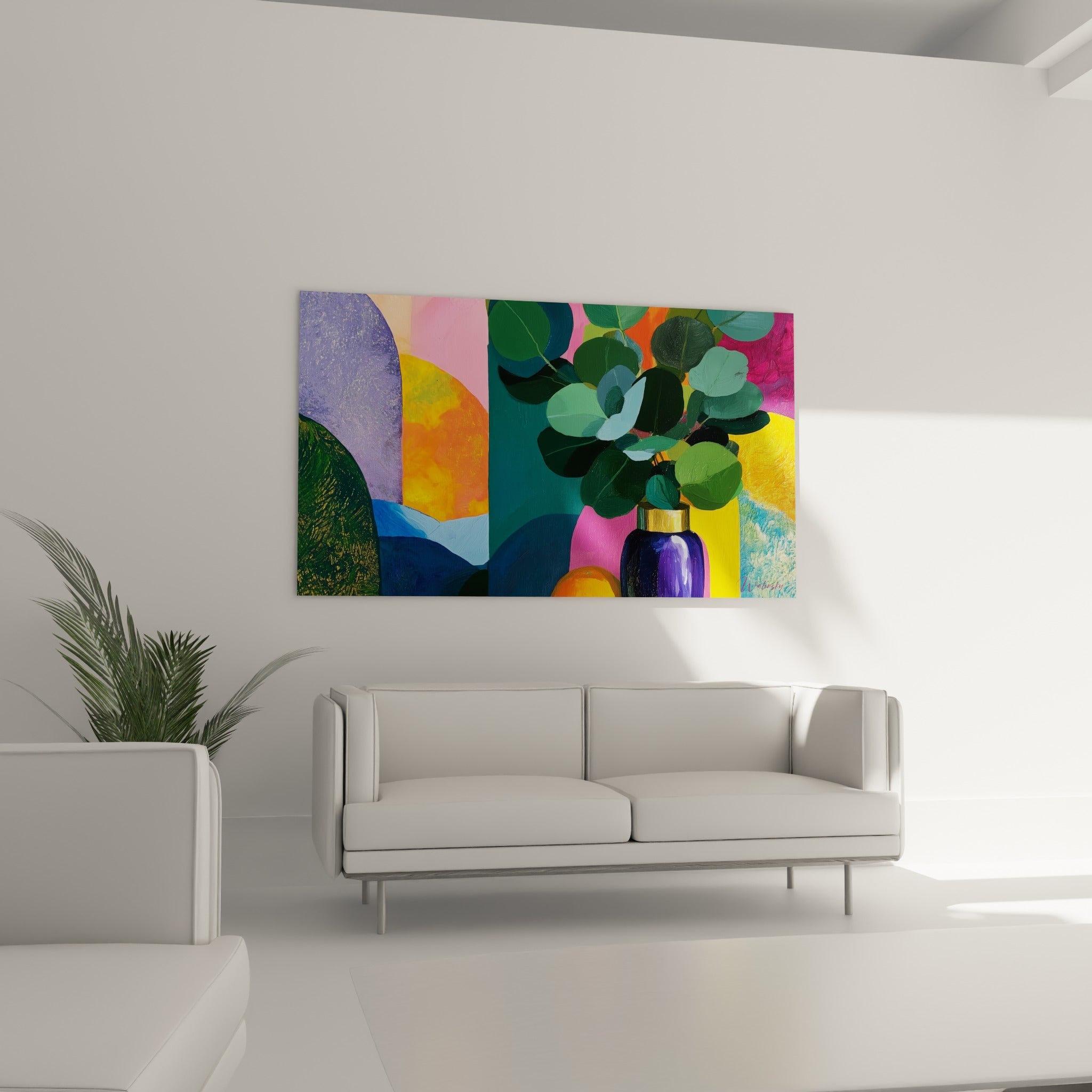 Feuillage émeraude et vase violet du tableau Eucalyptus, au-dessus d'un canapé dans un salon lumineux