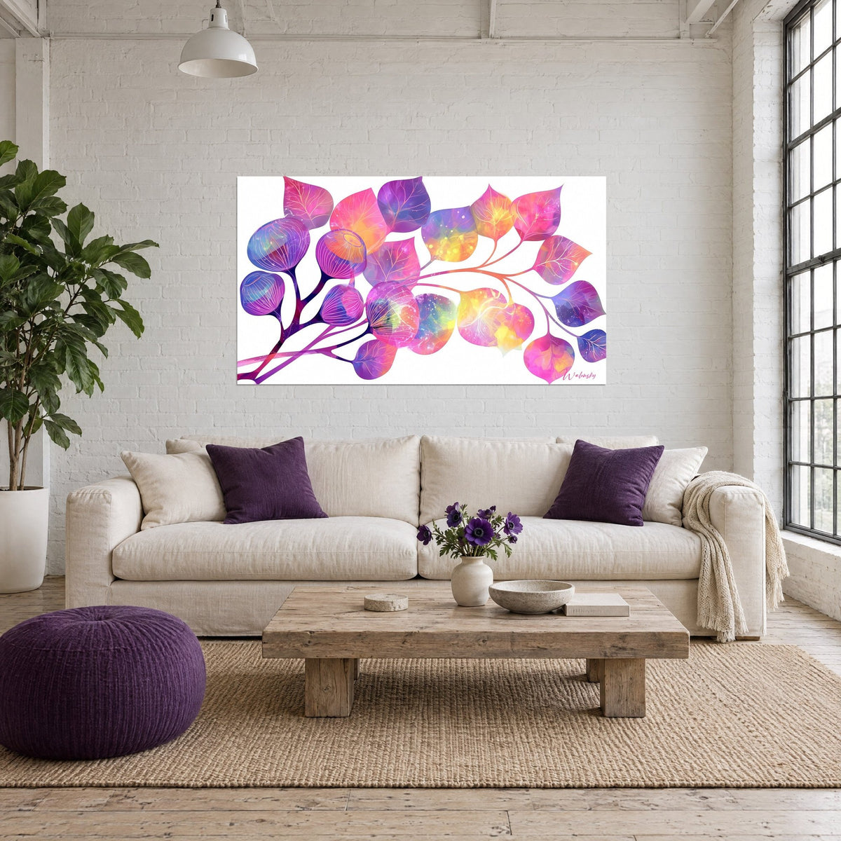 Gemälde eines Eukalyptuszweigs mit schillernden rosa und violetten Blättern, goldgelbe Reflexe, über einem Sofa in einem hellen Wohnzimmer