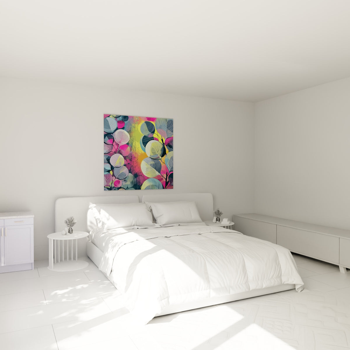 Feuillage d'eucalyptus rose et jaune citron accroché au-dessus d'un lit dans une chambre claire