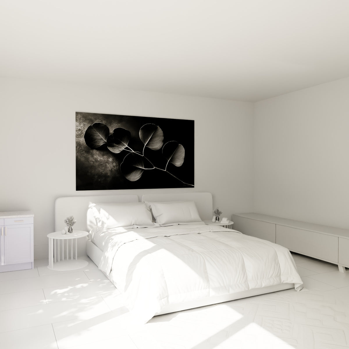Feuilles d'eucalyptus gris et noires à nervures fines, accrochées au-dessus d'un lit dans une chambre claire