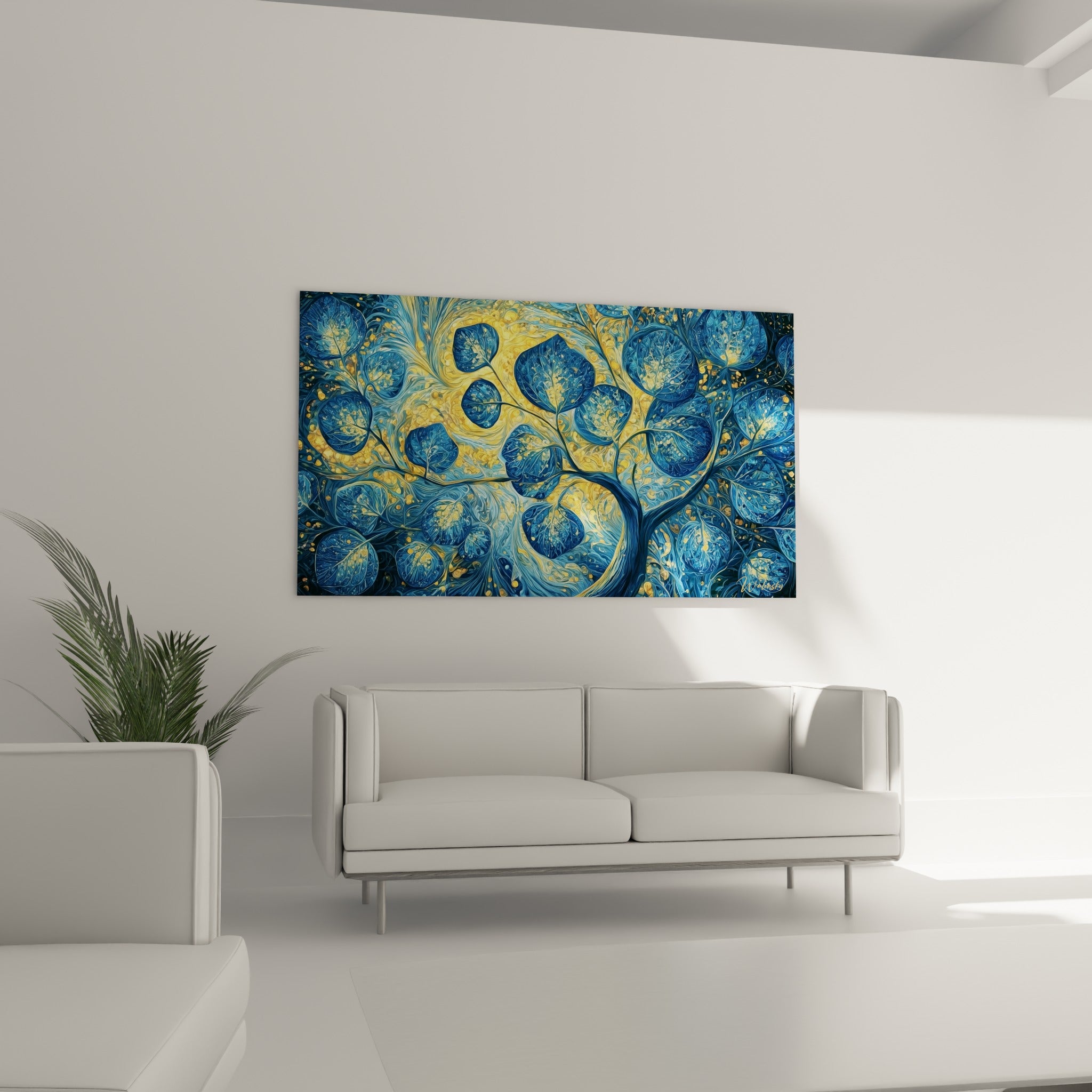 Branches Eucalyptus bleu marine et halo doré placées au-dessus d'un canapé dans un salon lumineux