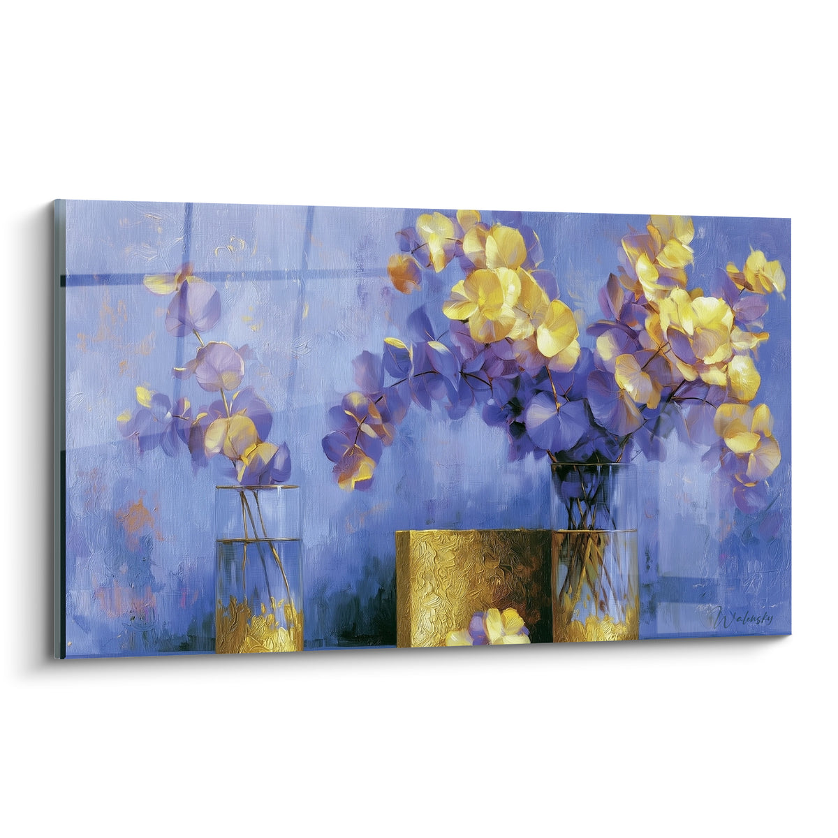 Eucalyptus jaune et violet en vases dorés, touches picturales bleu marine et ocre en fond