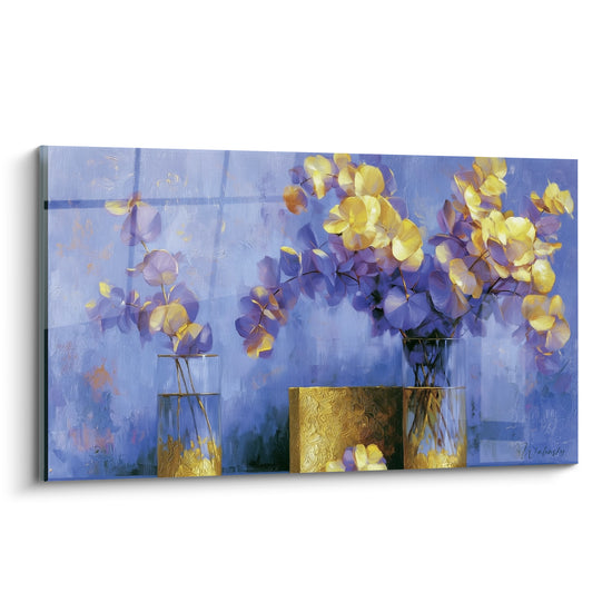 Eucalyptus jaune et violet en vases dorés, touches picturales bleu marine et ocre en fond