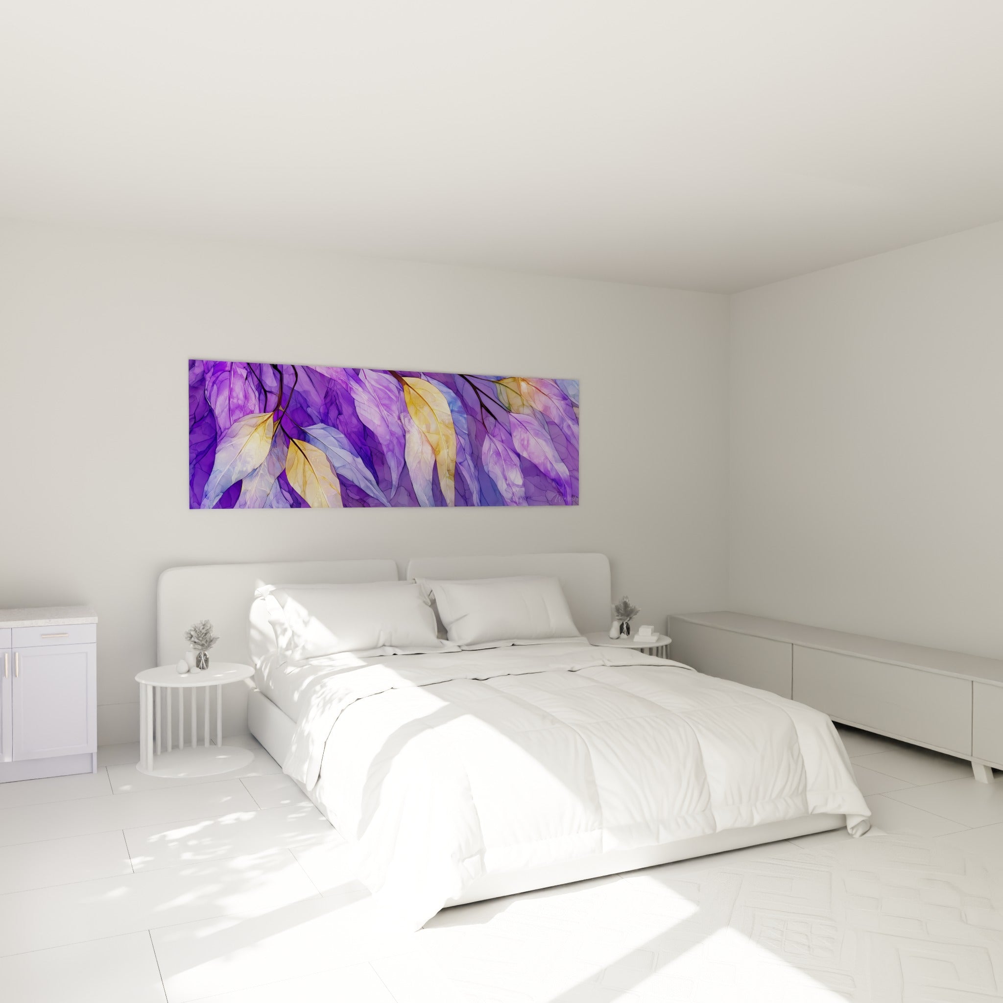 Eucalyptus violet et bleu pastel aux nervures dorées, accroché au-dessus d'un lit dans une chambre claire