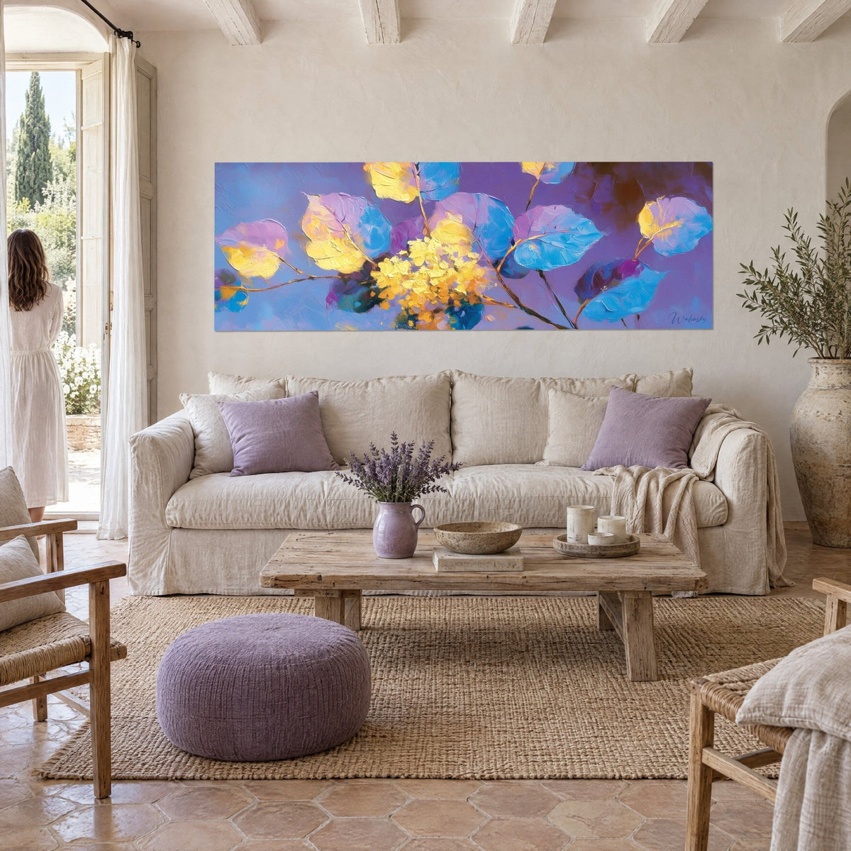 Cuadro hojas de eucalipto azul cielo y amarillo mantequilla sobre fondo morado, pinceladas empastadas, encima de un sofá en un salón luminoso