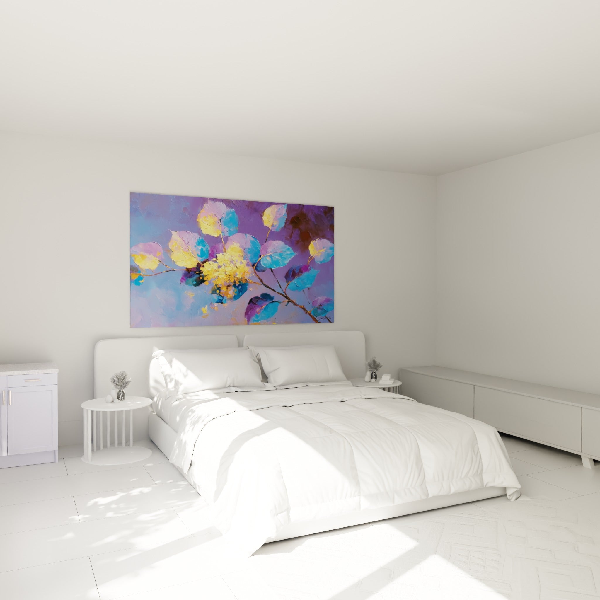 Branche d'eucalyptus mauve et dorée peinte en empâtements au-dessus d'un lit dans une chambre claire