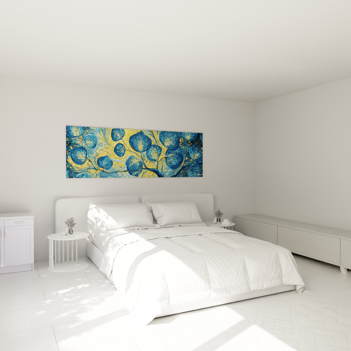 Motif végétal bleu et or du tableau Eucalyptus, accroché au-dessus d'un lit dans une chambre claire