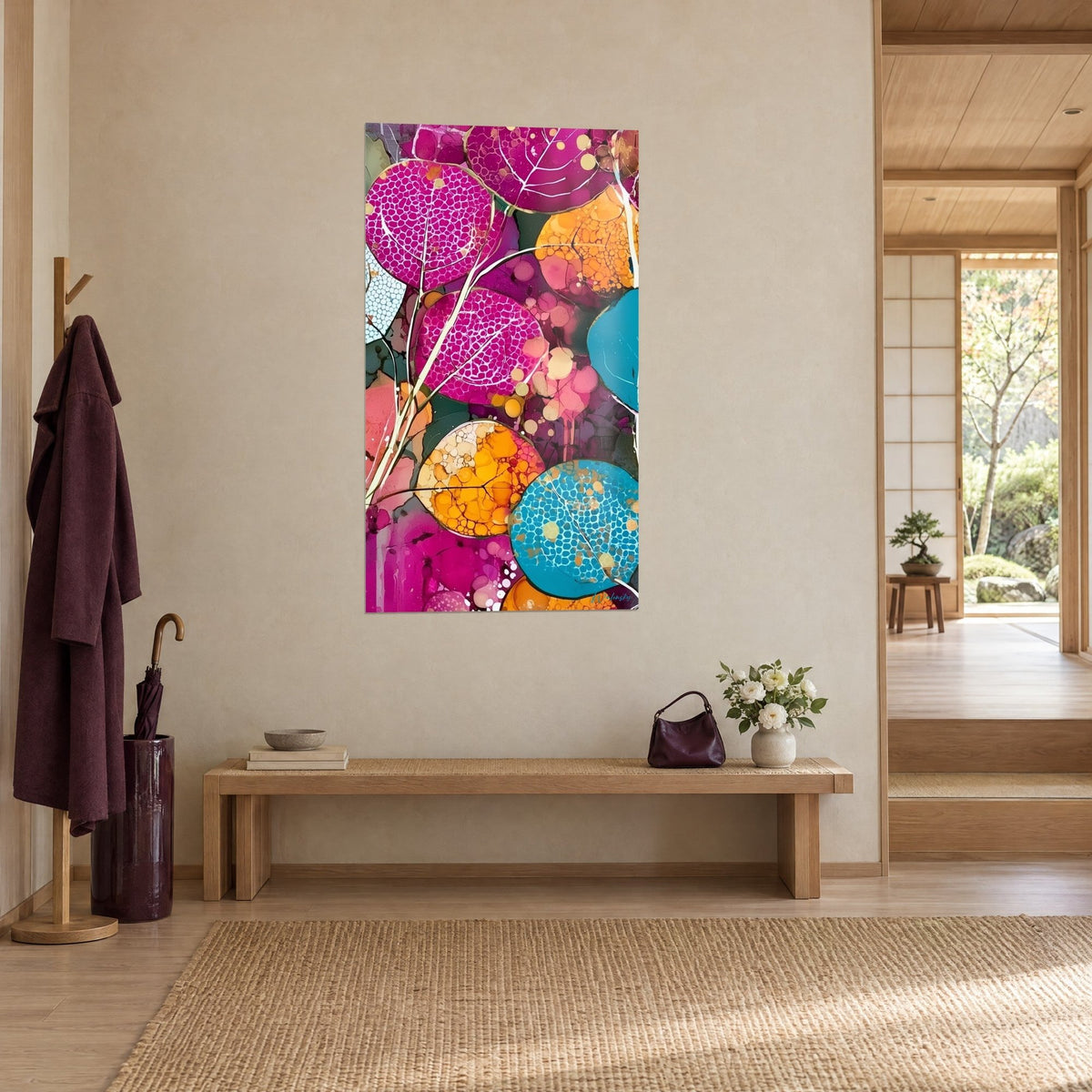 Schilderij van eucalyptus met turquoise en lichtroze schijven, fijne crèmekleurige takken, drie kwart zicht in een japandi hal