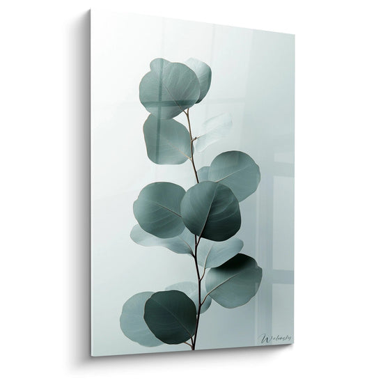 Ein Eukalyptus-Kunstwerk zur Veranschaulichung eines vertikalen Astes mit grünem und grauem Laub, das sich von einem glatten, hellen Hintergrund abhebe. Die scharfen Konturen der Blätter schaffen eine ausgewogene Komposition.

