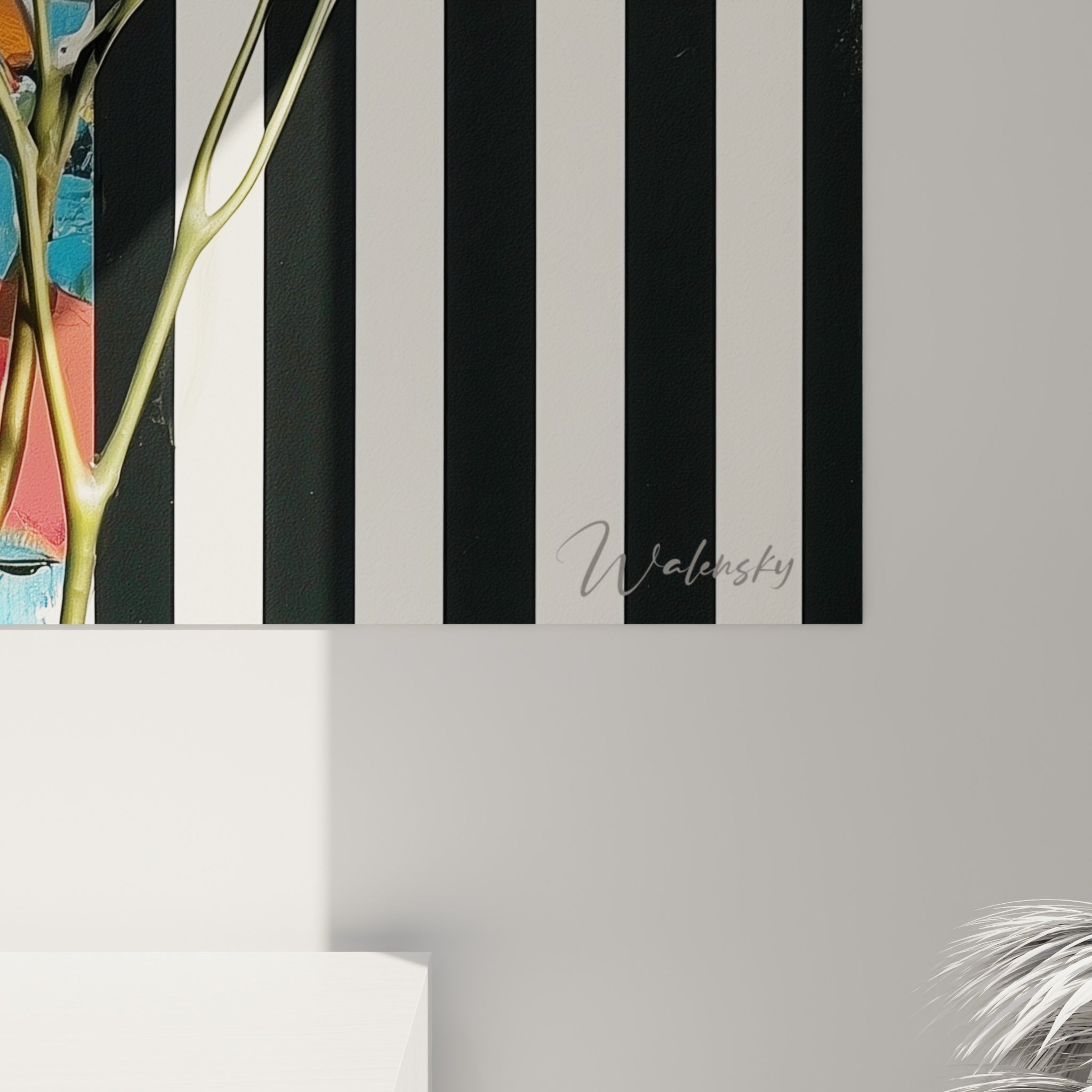 Détail des nervures blanches sur les feuilles noires d'eucalyptus et coulures peintes bleu turquoise en gros plan