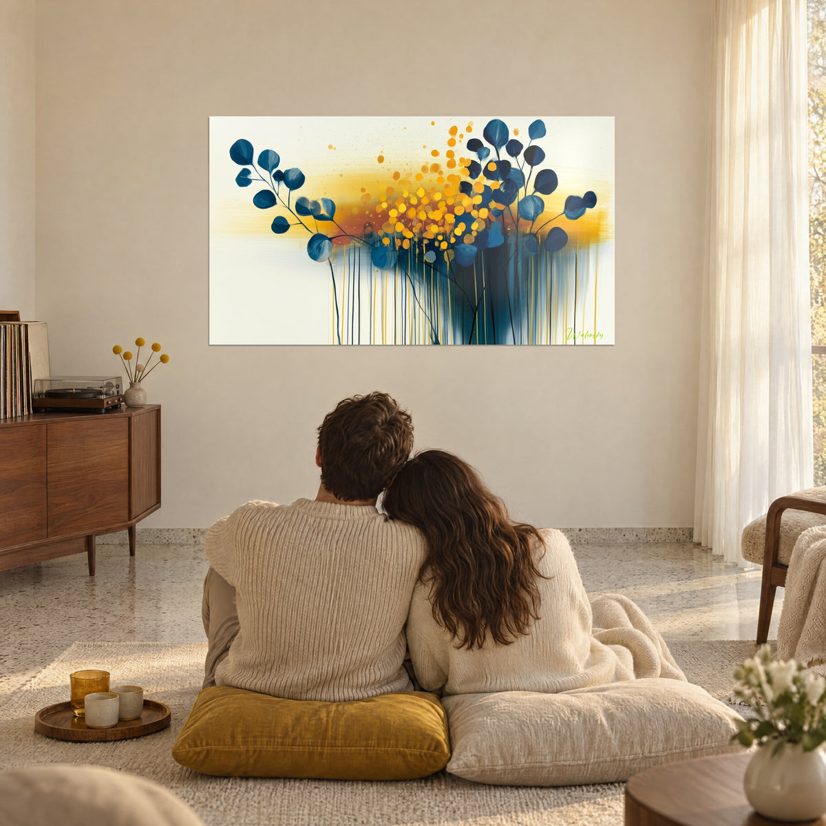 Tableau floraison dorée suspendue entre feuilles bleu profond, longues coulures sur fond ivoire, face à un couple enlacé assis au sol