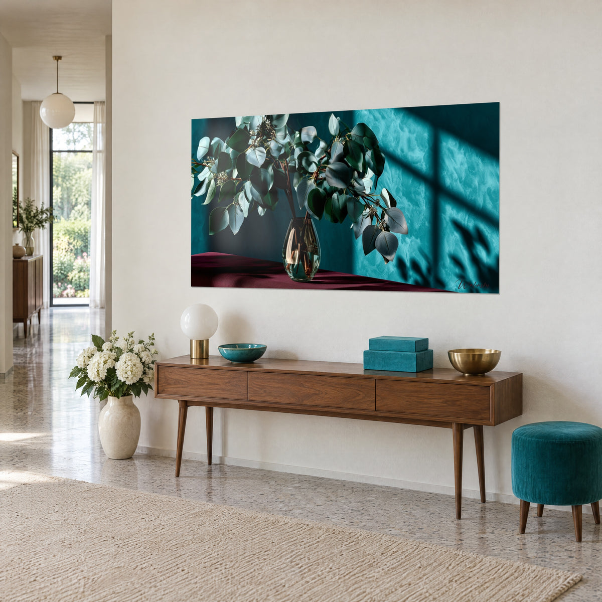Schilderij eucalyptusboeket met ronde bladeren in dennengroen en parelgrijs, raamschaduwen op blauwgroene achtergrond, boven een console