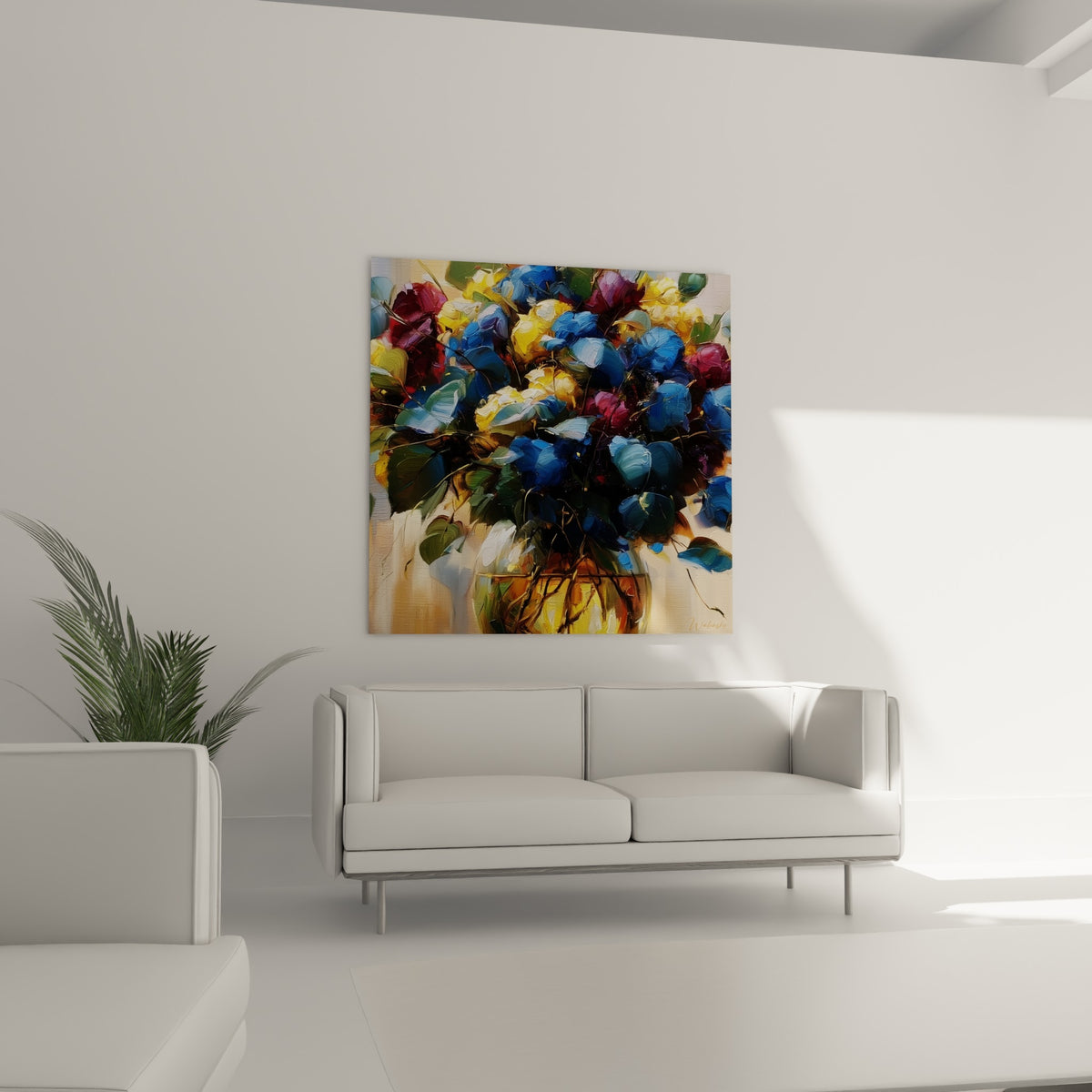 Roses Eucalyptus bordeaux et bleues dans un vase lumineux au-dessus d'un canapé dans un salon lumineux