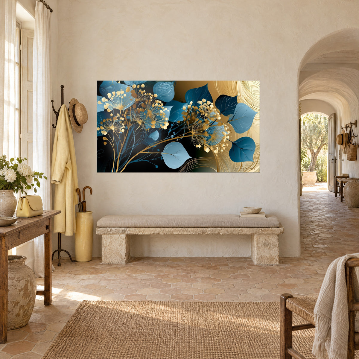 Tableau feuilles d'eucalyptus bleu ciel et marine, ombelles dorées sur fond noir, mur crème, banc de pierre, couloir voûté