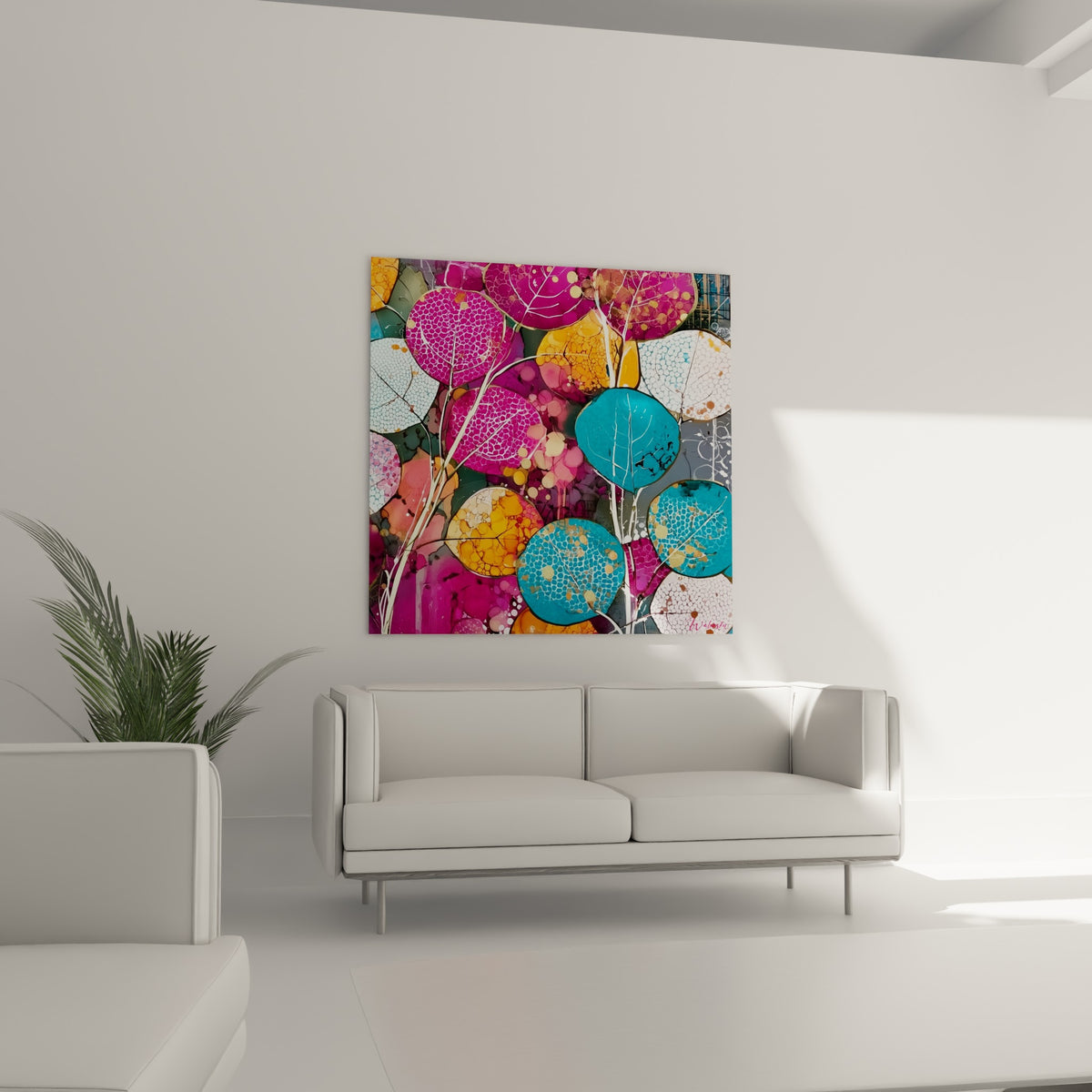 Composition florale eucalyptus orange doré et rose fuchsia accrochée au-dessus d'un canapé dans un salon lumineux