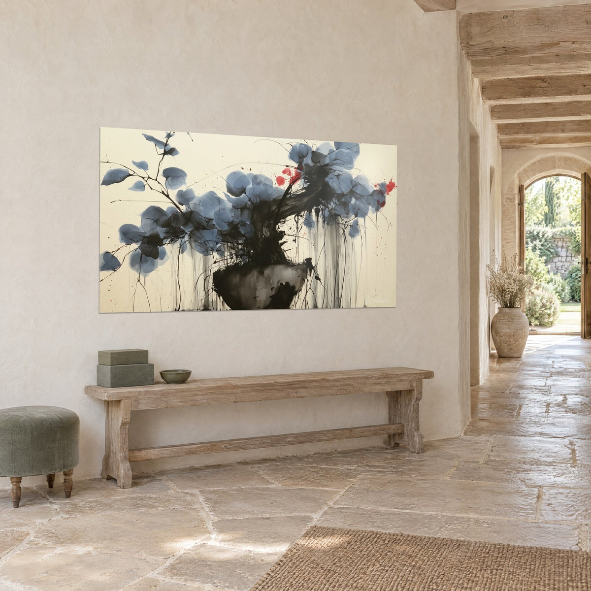 Tableau eucalyptus nain en lavis indigo et noir, fond ivoire, mur de pierre et banc en bois, maison de campagne
