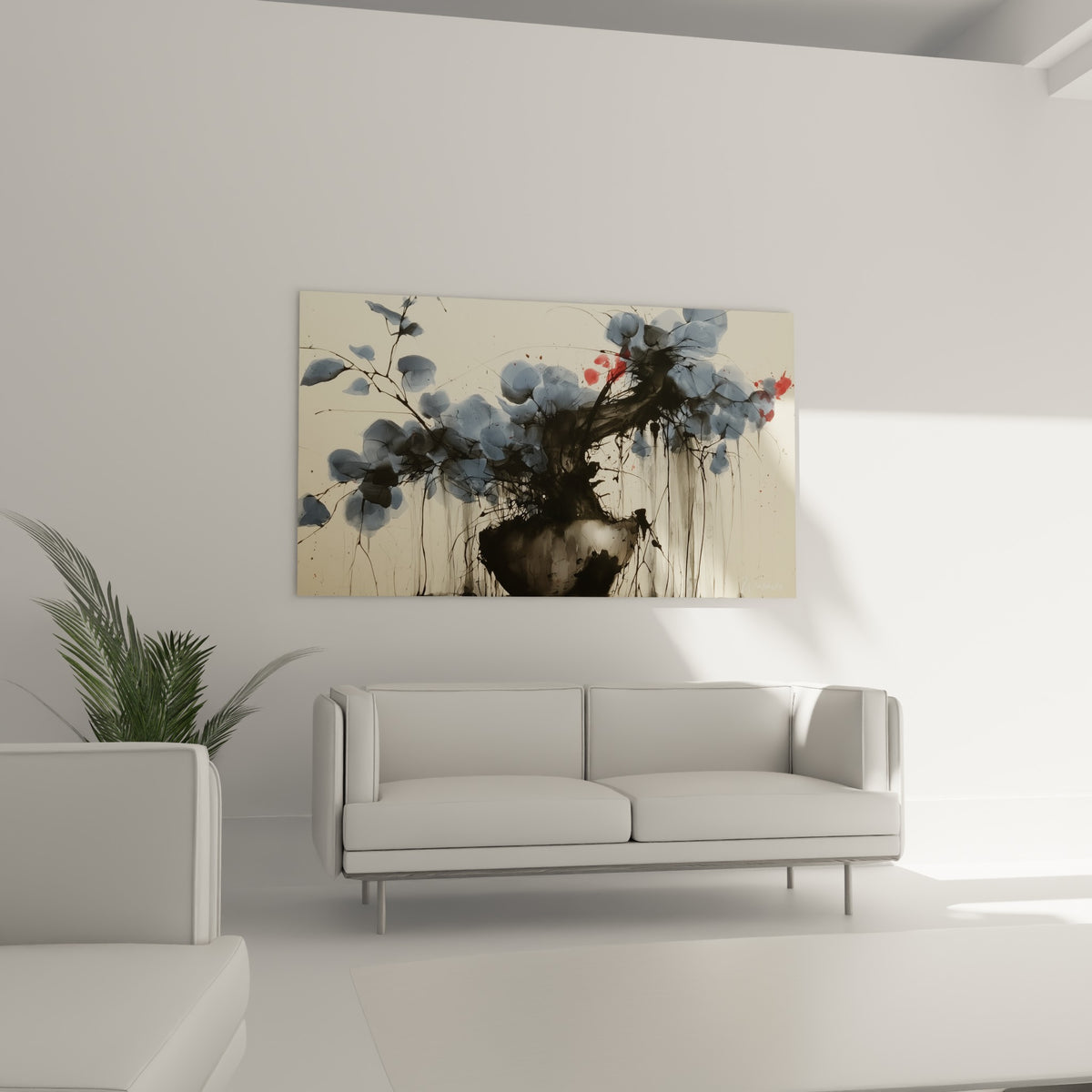 Silhouette d'un bonsaï noir aux fleurs bleutées et touches rouges, au-dessus d'un canapé dans un salon lumineux