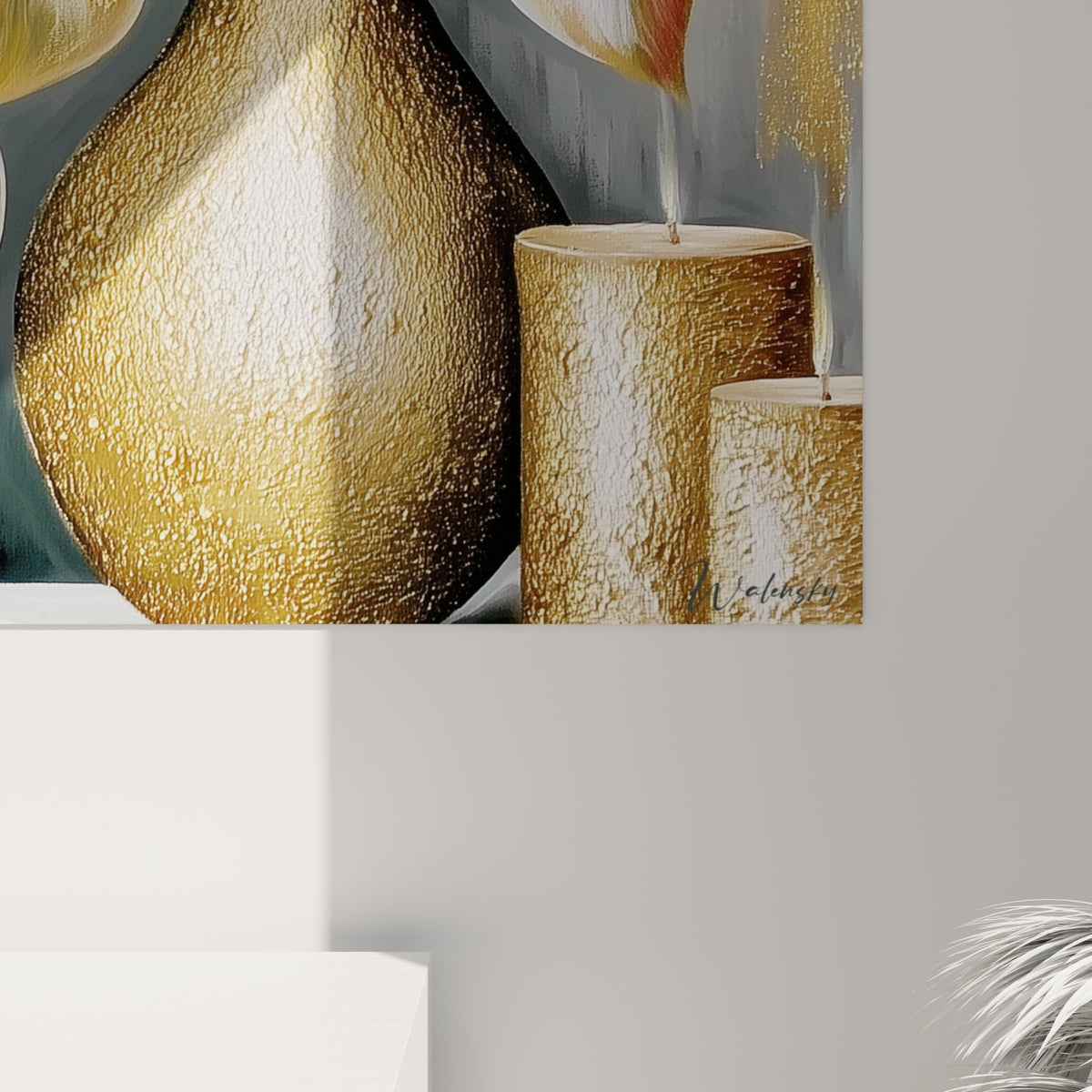 Empâtements dorés et blancs sur les feuilles peintes, coulures métalliques et grain visible sur la toile