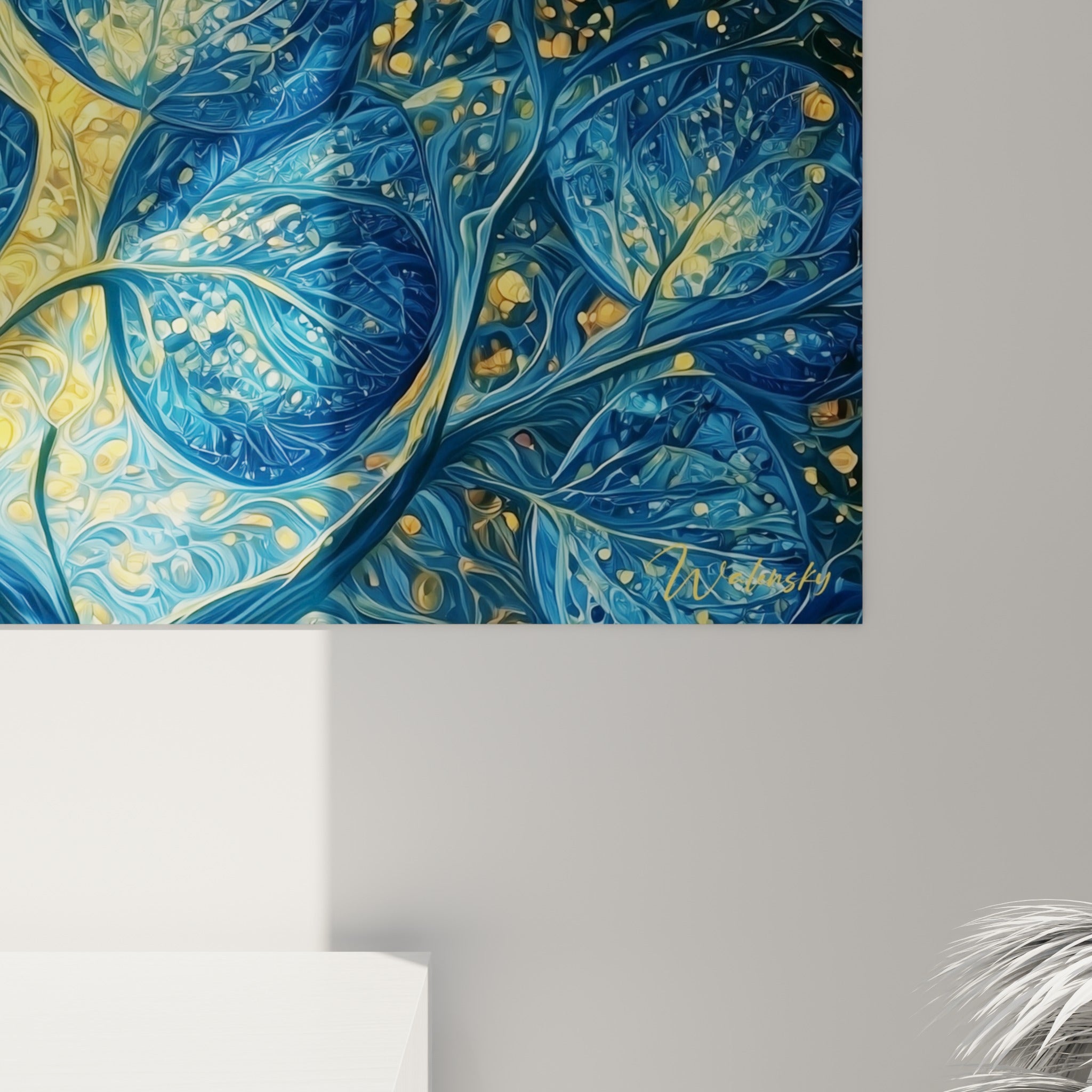 Empâtements dorés et touches de bleu marine se mêlant sur la toile du tableau Eucalyptus, grain visible de la peinture