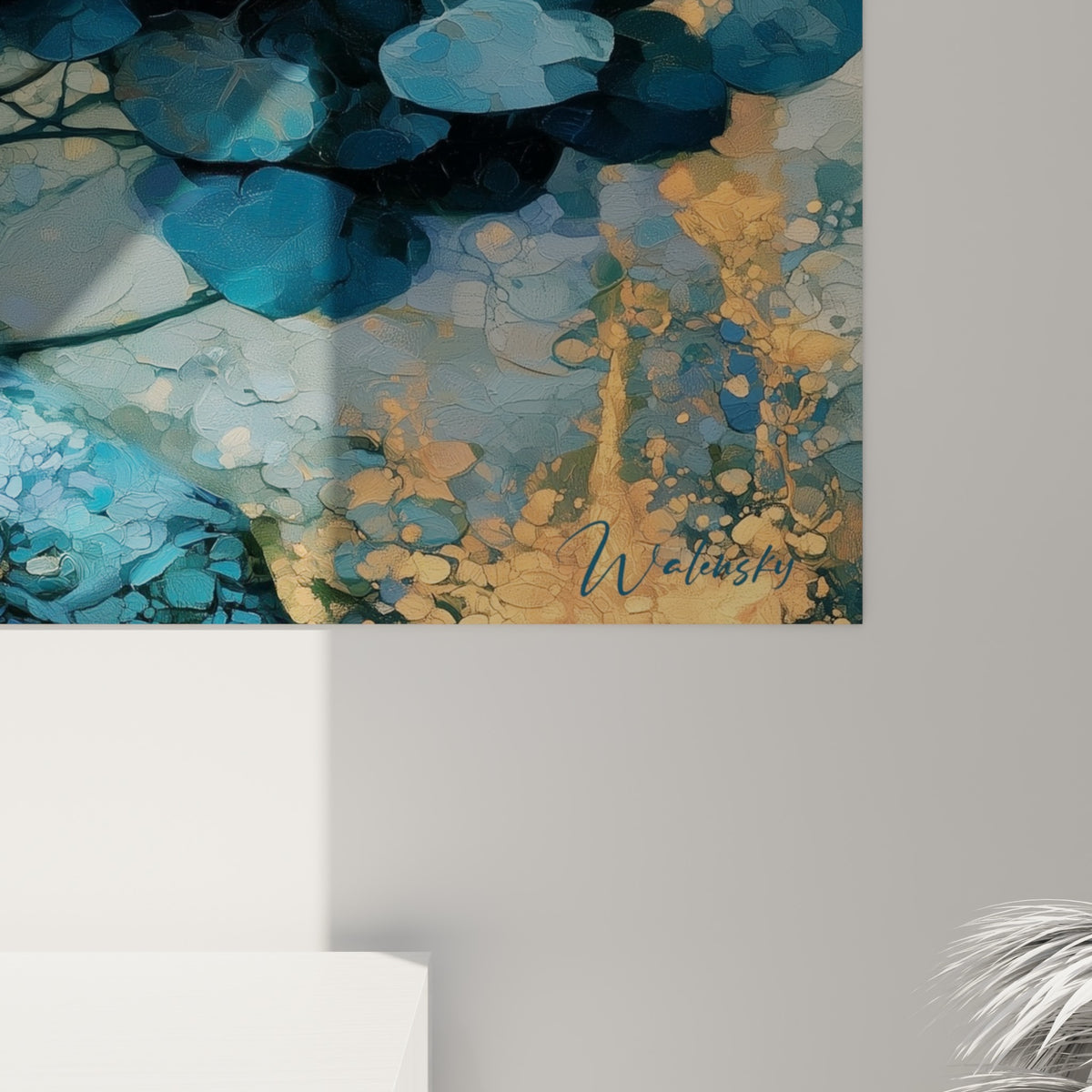 Empâtements bleu-gris et coulures dorées visibles de près sur ce tableau d'eucalyptus texturé