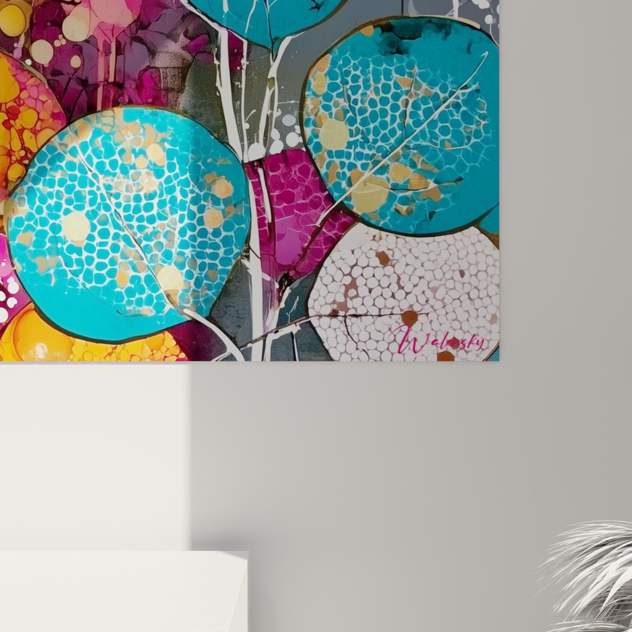 Grain et coulures d'encre visibles sur les feuilles bleu canard et magenta de ce tableau eucalyptus