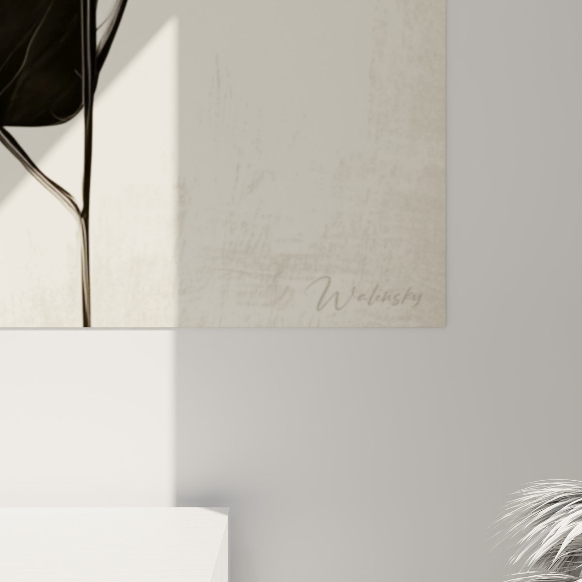 Grain texturé du fond crème et nervures blanches finement dessinées sur les feuilles noires d'Eucalyptus