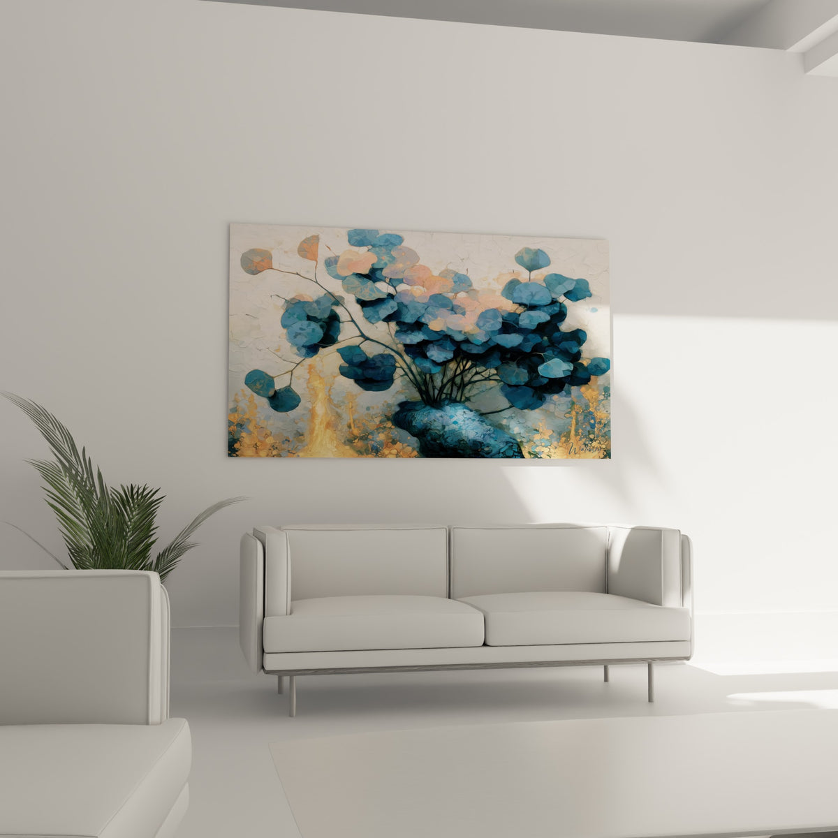 Composition végétale d'eucalyptus bleu pétrole et touches ambrées au-dessus d'un canapé dans un salon lumineux