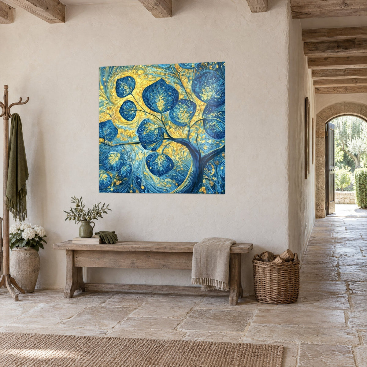 Cuadro árbol de hojas redondas y anchas en azul marino y ocre dorado, tronco en espiral, pared enlucida de un pasillo de piedra