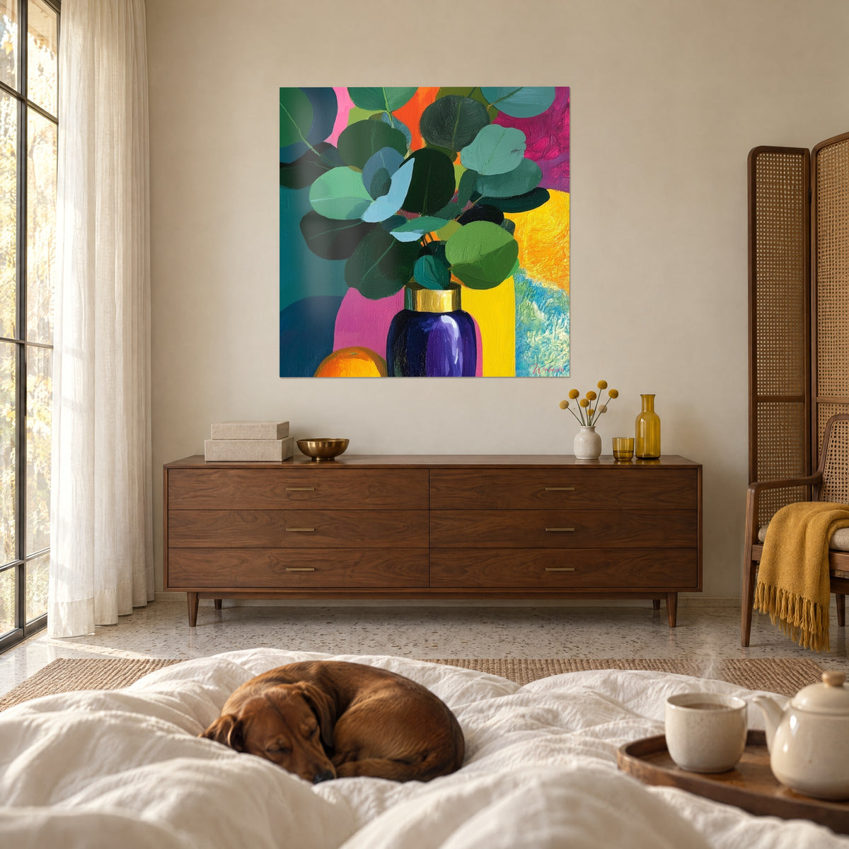 Tableau peinture d'eucalyptus aux feuilles vert émeraude, vase violet profond, aplats jaune citron et fuchsia, au-dessus d'un lit dans une chambre claire