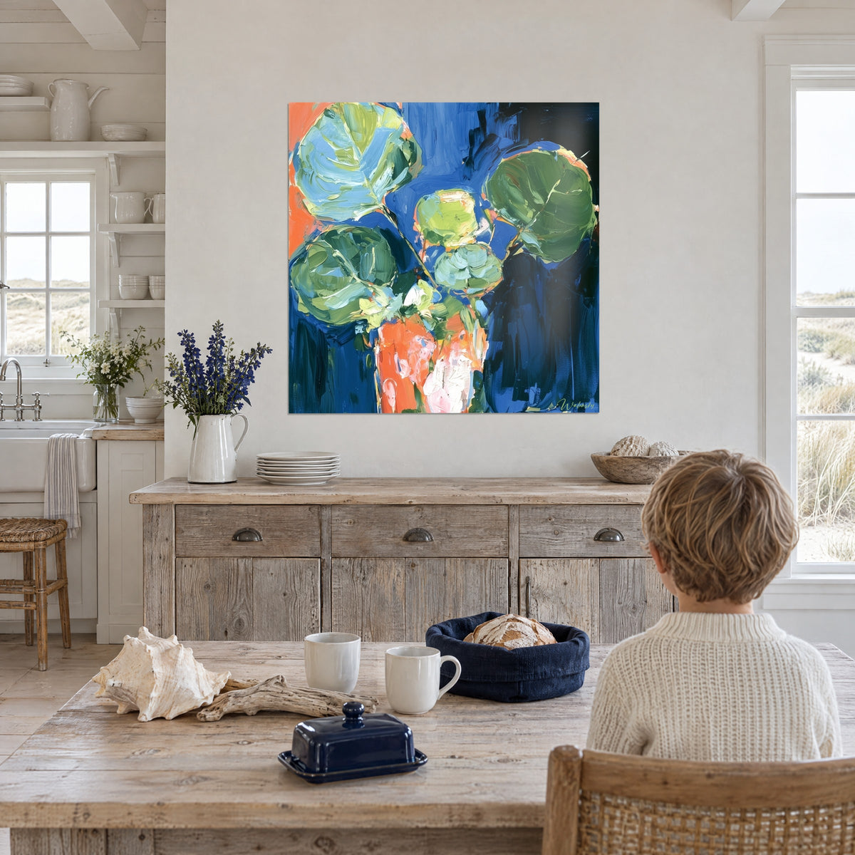Schilderij grote ronde bladerpartij in bosgroen en hemelsblauw, oranje en roze vaas, aan een witte muur naast een zomerse keuken