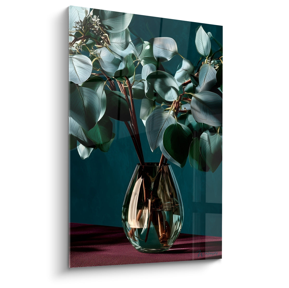 Bouquet eucalyptus vert pâle et sarcelle dans un vase de verre sur nappe pourpre